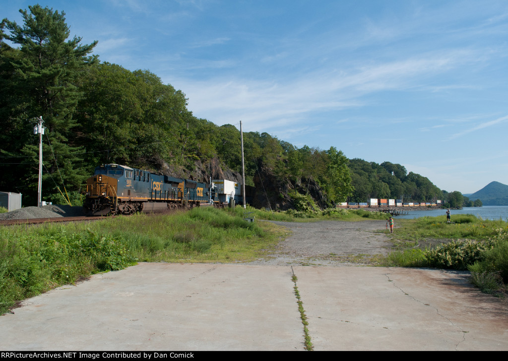 CSXT 986 Leads  Q158 at Fort Montgomery